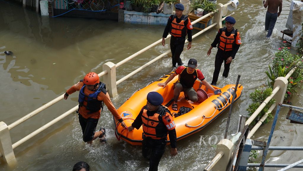Proses evakuasi dari kampung terdampak banjir di Kelurahan Pucangsawit, Kecamatan Jebres, Kota Surakarta, Jawa Tengah, Jumat (17/2/2023). Perkampungan tersebut berada di tepi Sungai Bengawan Solo. Namun, banjir lebih disebabkan oleh derasnya aliran air yang berasal dari sungai-sungai kecil di wilayah perkotaan.
