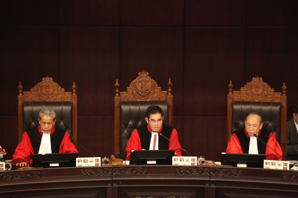 Ketua Mahkamah Konstitusi Hamdan Zoelva (tengah) memimpin sidang putusan sengketa pemilu legislatif di ruang sidang MK, Jakarta, Rabu (25/6/2014). MK membacakan hasil putusan pileg 9 April 2014 secara berurutan untuk sembilan provinsi, yaitu DKI Jakarta, Bali, Riau, Kepulauan Riau, Banten, Babel, Kalimantan Tengah, Nusa Tenggara Barat, dan Nusa Tenggara Timur.
