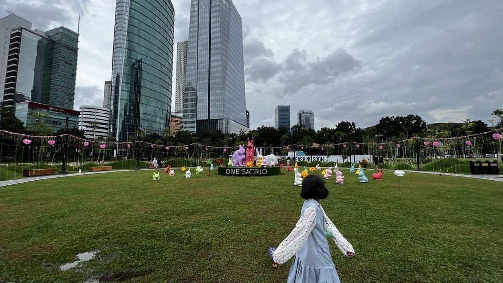 Seorang anak saat bermain di taman One Satrio, Kuningan, Jakarta Selatan, Sabtu (11/2/2023)