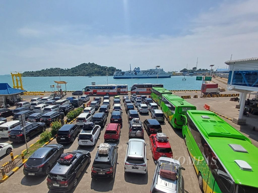 Mobil mengantre untuk masuk menuju kapal di Dermaga Eksekutif Pelabuhan Merak, Cilegon, Banten, Minggu (7/4/2024).