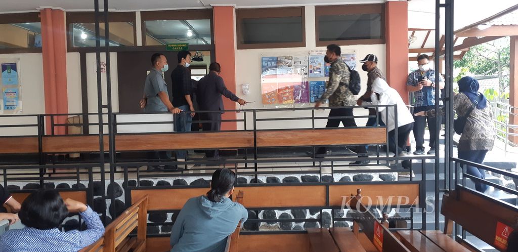 Saksi kasus dugaan pelecehan seksual di Sekolah Selamat Pagi Indonesia Kota Batu, berjalan memasuki ruang sidang di Pengadilan Negeri Malang, Rabu (9/3/2022).