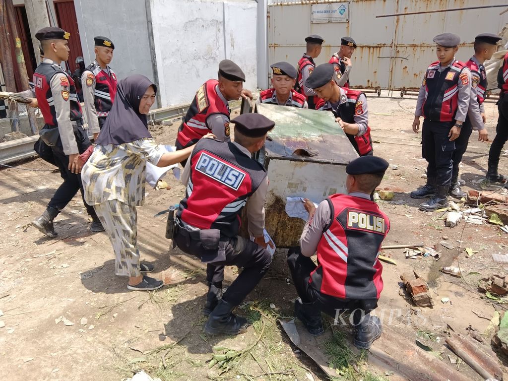Sejumlah personel Polresta Bandung membantu warga membersihkan tempat usahanya seusai terdampak bencana puting beliung di Kecamatan Rancaekek, Kabupaten Bandung, Jawa Barat, Kamis (22/2/2024). Sebanyak 422 keluarga di Bandung menjadi korban terjangan puting beliung pada Rabu (21/2/2024).