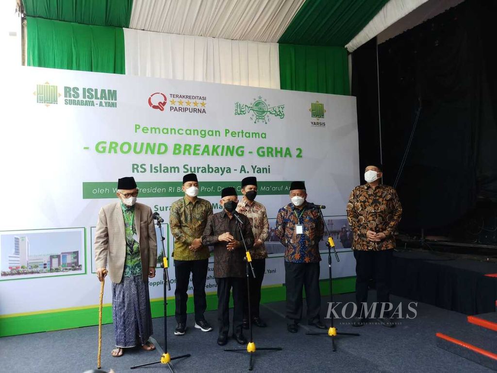Wakil Presiden Ma’ruf Amin memberikan sambutan pada acara pemancangan tiang pertama Grha 2 Rumah Sakit Islam Surabaya di Kota Surabaya, Provinsi Jawa Timur, Kamis (31/3/2022).