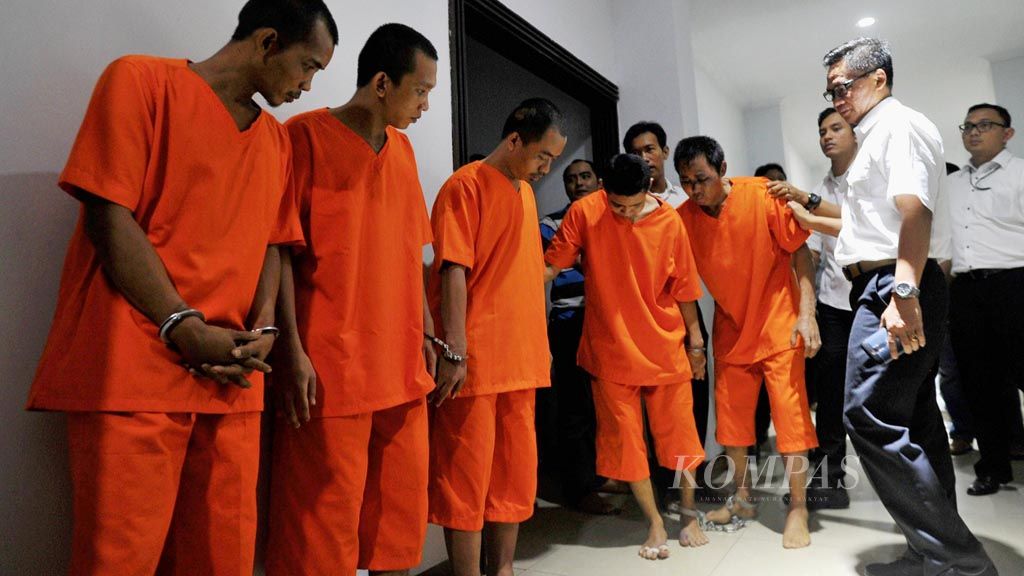 Lima dari tujuh  tahanan kasus narkoba yang kabur dari  Rumah Tahanan Direktorat Tindak Pidana Narkoba Polri ditangkap kembali. Mereka   dihadirkan saat rilis pengungkapan kasus tersebut  di Direktorat Tindak  Pidana Narkoba Polri, Jakarta, Senin (30/1). Satu tahanan tewas saat penangkapan dan satu orang lagi masih dalam pengejaran aparat. Mereka kabur dari tahanan pada Rabu (25/1).