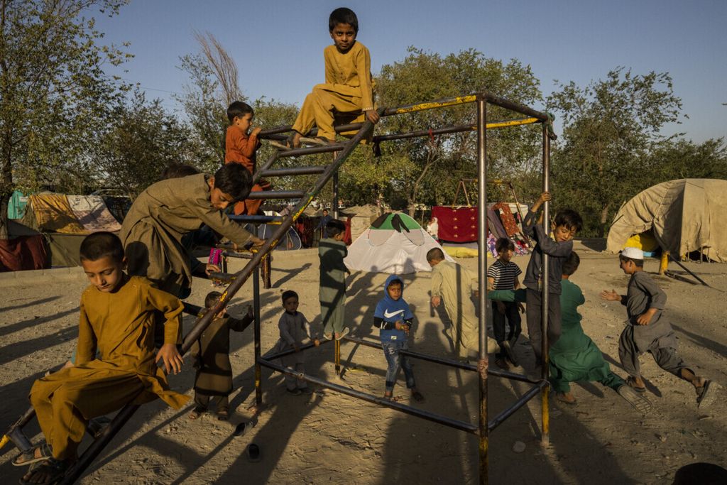 Anak-anak pengungsi Afghanistan bermain di sebuah lokasi tak jauh dari tempat pengungsian mereka di Kabul, Afghanistan, Senin (13/9). PBB mendesak dunia internasional mengulurkan tangan membantu rakyat Afghanistan yang terancam setelah pengambilalihan kekuasaan oleh kelompok Taliban. 