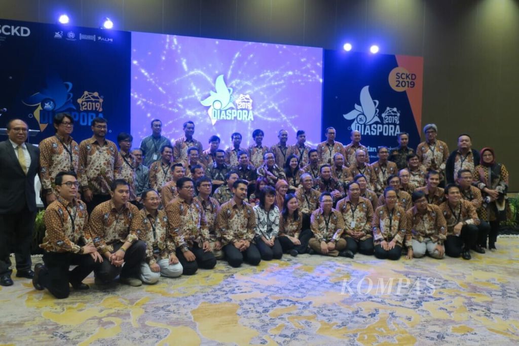 Ilmuwan muda diaspora yang tergabung di Ikatan Ilmuwan Indonesia Internasional (I-4) berfoto bersama di acara Simposium Cendekia Kelas Dunia (SCKD) 2019 di Jakarta.