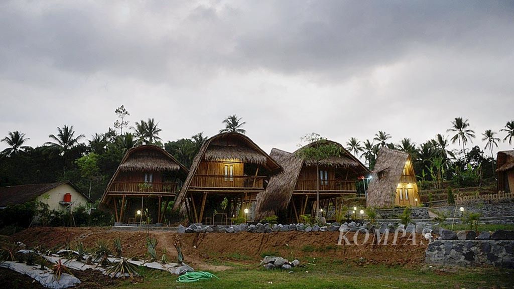 The atmosphere of the inn at the Economic Center of Kembanglimus Village, Borobudur District, Magelang Regency, Central Java.