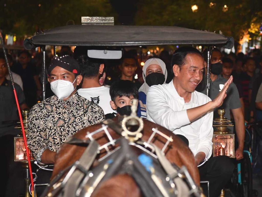 Presiden Joko Widodo bersama Ibu Iriana menikmati malam bersama keluarga menaiki andong berkeliling Jalan Malioboro, Kota Yogyakarta, Provinsi Daerah Istimewa Yogyakara, Sabtu (7/1/2023) malam.