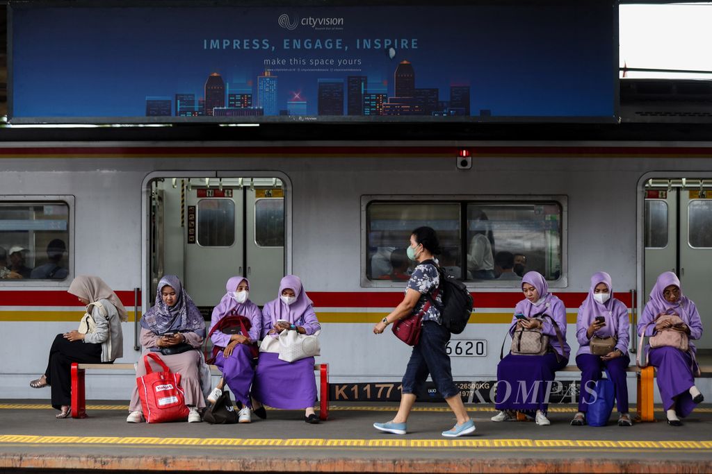 Residents walk at Tanah Abang Station, Jakarta, Friday (26/4/2024).