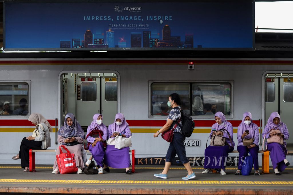 Warga berjalan di Stasiun Tanah Abang, Jakarta, Jumat (26/4/2024).