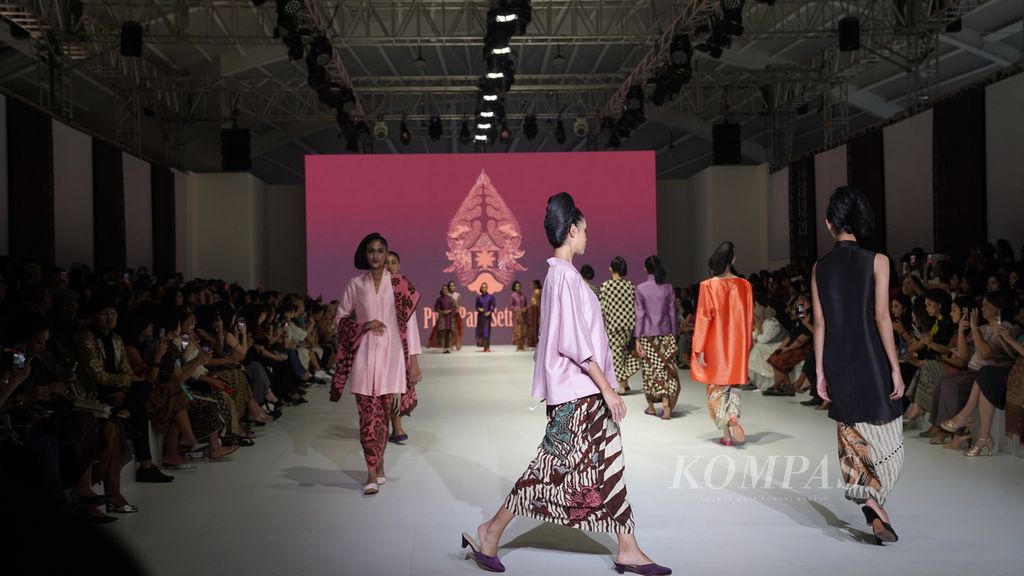 Model membawakan rancangan desainer Putri Pare Setiawati dalam Jakarta Fashion Week (JFW) di Pondok Indah Mall III, Jakarta Selatan, Kamis (26/10/2023). 
