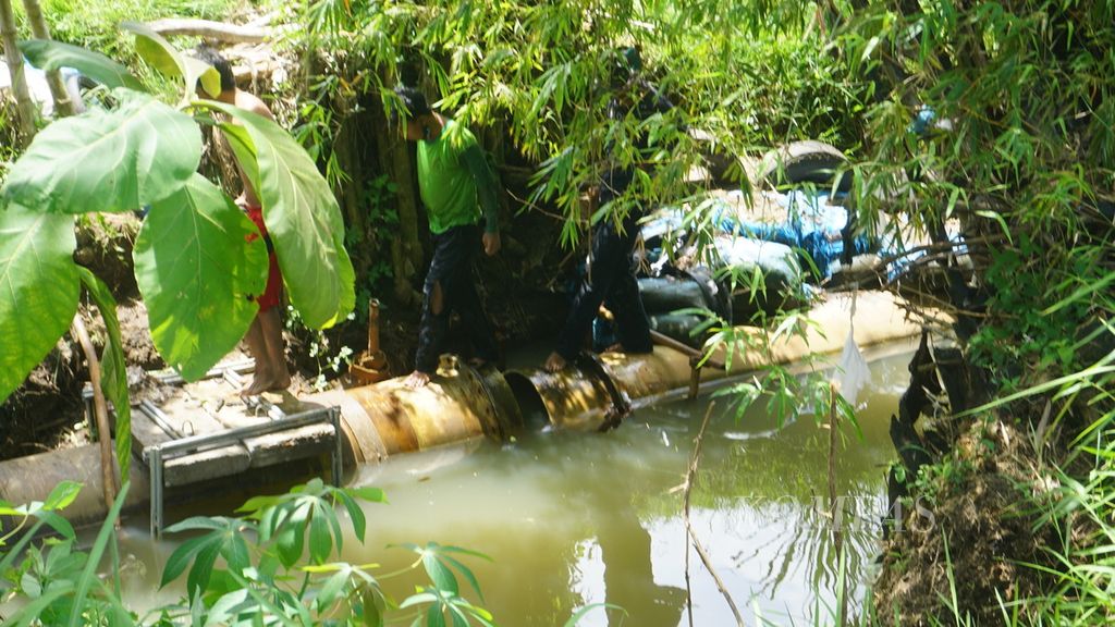 Sejumlah pekerja sedang memperbaiki pipa pembuangan limbah milik PT Rayon Utama Makmur yang sempat patah dan mencemari sungai, di Desa Gupit, Kecamatan Nguter, Kabupaten Sukoharjo, Jawa Tengah, Kamis (24/2/2022). Kerusakan pipa menyebabkan limbah terbuang langsung ke sungai dan menimbulkan bau menyengat. Pihak perusahaan minta waktu 30 hari untuk perbaikan pipa.