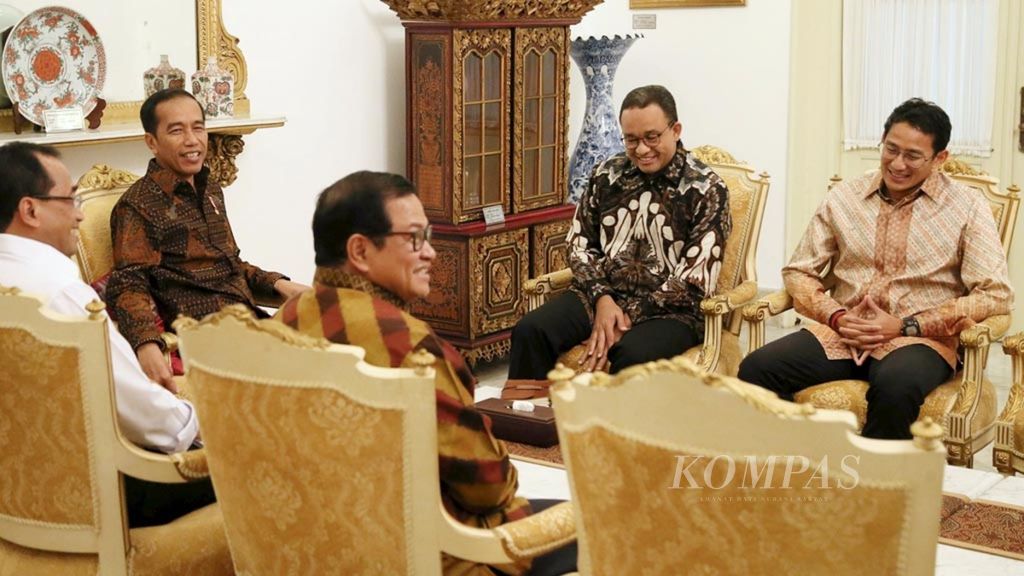 Didampingi Sekretaris Kabinet Pramono Anung (membelakangi lensa, kanan) dan Menteri Perhubungan Budi Karya Sumadi (membelakangi lensa, kiri), Presiden Joko Widodo menerima Gubernur dan Wakil Gubernur DKI Jakarta, Anies Baswedan (kedua dari kanan) dan Sandiaga Uno (kanan) di Istana Merdeka, Jakarta, 25 November 2017.