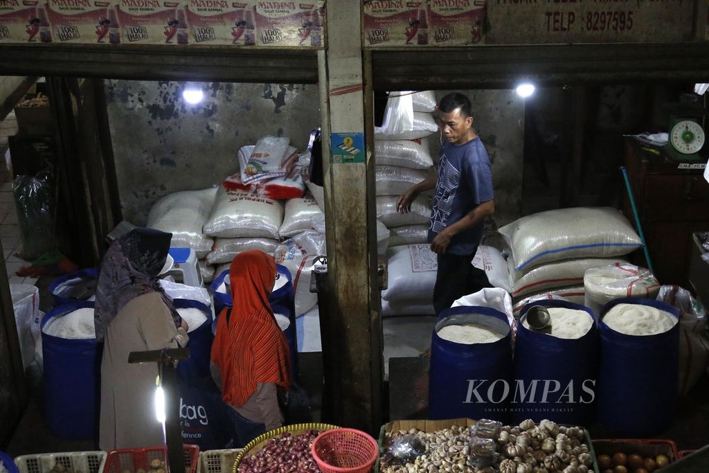 Pedagang beras melayani pembeli di Pasar PSPT, Tebet, Jakarta, Jumat (1/9/2023). 