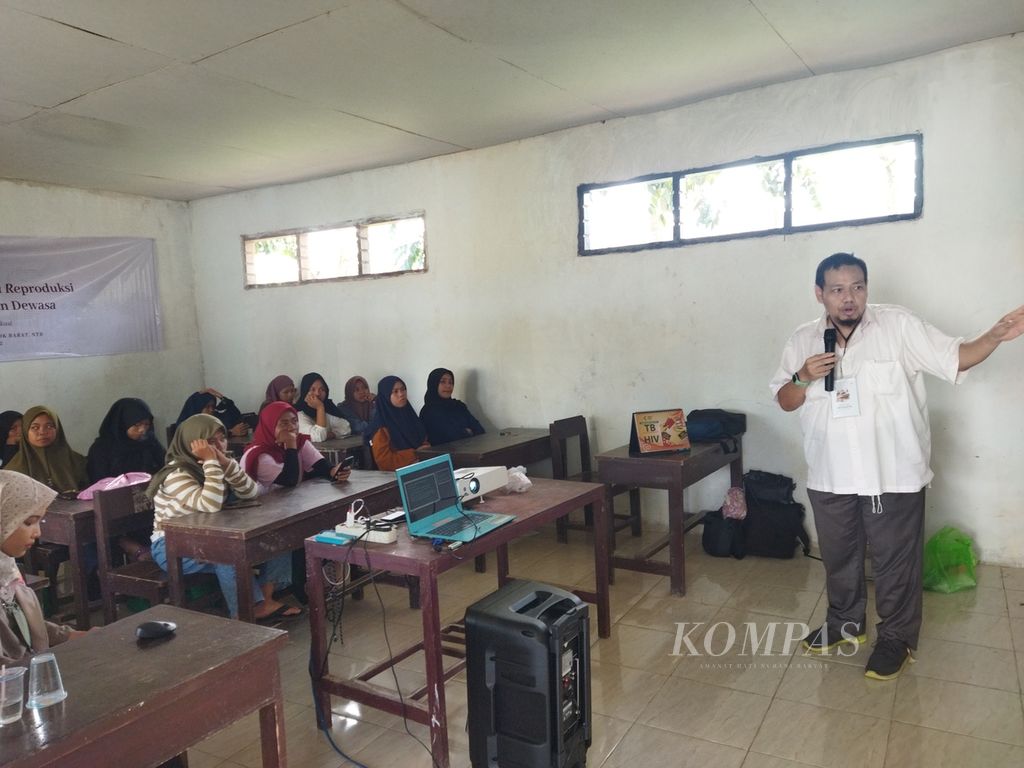 Anak tingkat sekolah dasar dan sekolah menengah pertama di Dusun Aik Mual, Desa Sekotong Timur, Lombok Barat, NTB, mengikuti kelas terkait reproduksi, Jumat (24/6/2023). Salah satu program Yayasan Tunas Bakti Nusantara adalah menekan angka pernikahan dini yang cukup tinggi.