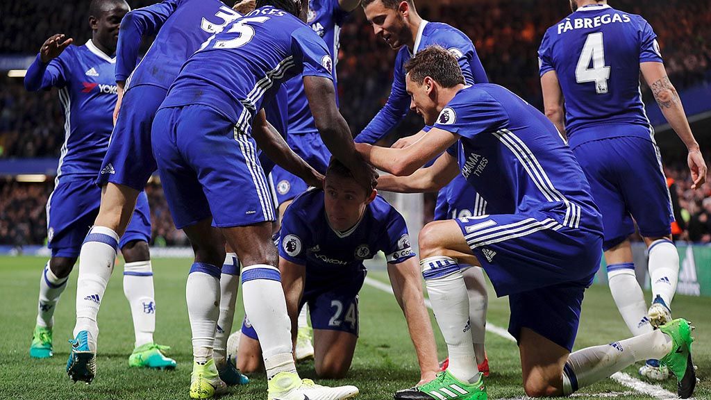 Bek Chelsea, Gary Cahill (merangkak), merayakan golnya ke gawang Southampton pada laga Liga Inggris, Rabu (26/4) dini hari WIB, di Stamford Bridge. Chelsea menang 4-2.
