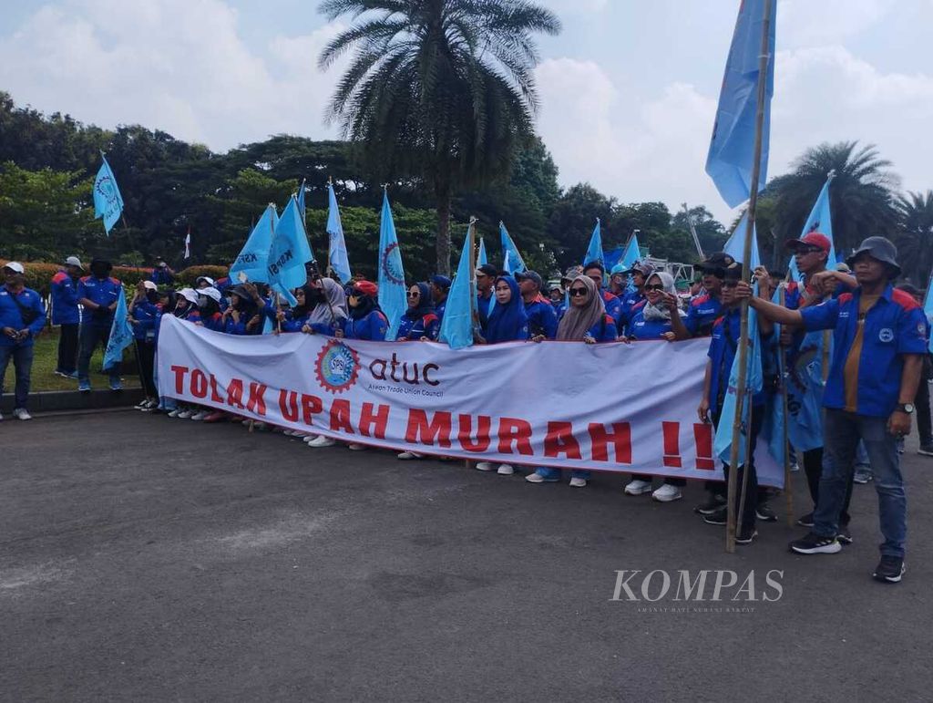 KSPI dan KSPSI berunjuk rasa di sekitar Monas, Jakarta, Rabu (9/8/2023). Salah satu tuntutannya adalah cabut UU Cipta Kerja.