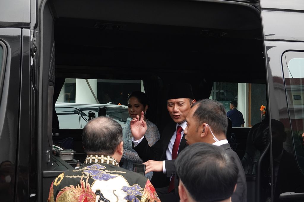 Ketua Umum Partai Demokrat Agus Harimurti Yudhoyono (AHY) meninggalkan Istana Kepresidenan Jakarta. Presiden Joko Widodo secara resmi melantik AHY sebagai Menteri Agraria dan Tata Ruang/Kepala Badan Pertanahan Nasional (ATR/BPN) Kabinet Indonesia Maju dalam sisa masa jabatan periode tahun 2019-2024. Acara pelantikan digelar di Istana Negara, Jakarta, Rabu (21/2/ 2024).