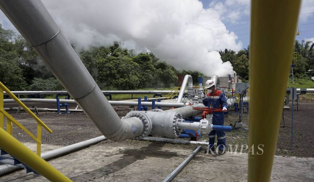 Technicians inspect the hot steam channel from the separator in the 500 KW Binary Organic Rankine Cycle (ORC) Power Plant, managed by PT Pertamina Geothermal Energy (PGE) in Lahendong, Tomohon, North Sulawesi, on Monday (25/4/2022).