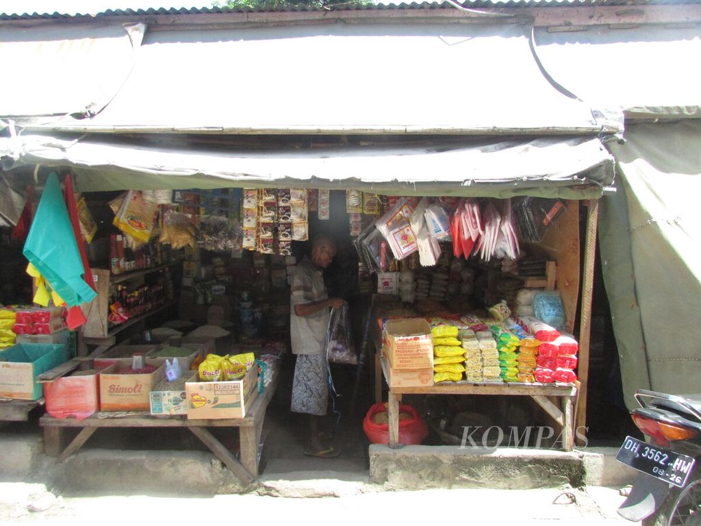 Seorang bapak, warga miskin, berjalan dari kios ke kios di Pasar Oeba Kupang, Senin (28/3/2022), menawarkan udang hasil tangkapannya dari air payau, sekitar 2 kg, dengan harga Rp 150.000 per kantong plastik. Namun, udang hasil tangkapannya itu  belum laku, sebagian pedagang menolak membelinya. 