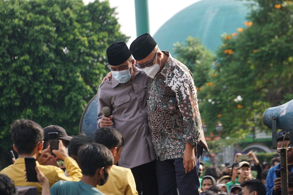 Bupati Banyumas Achmad Husein (kanan) dan Wakil Ketua DPRD Banyumas Supangkat (kiri) menemui ratusan mahasiswa yang demonstrasi memprotes kenaikan harga BBM dan bahan pokok serta menuntut tidak adanya perpanjangan masa jabatan presiden hingga 3 periode di Alun-Alun Purwokerto, Banyumas, Jawa Tengah, Jumat (8/4/2022).