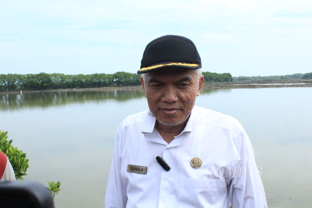 Kepala Desa Ambulu Sunaji saat diwawancarai di Kecamatan Losari, Kabupaten Cirebon, Jawa Barat, Rabu (10/1/2024). 