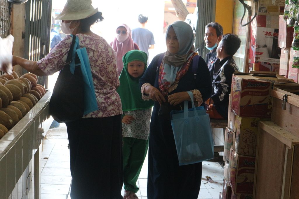 Pembeli yang membawa kantong belanja ramah lingkungan sedang berbelanja di Pasar Pos Pengumben, Jakarta Barat, Selasa (4/10/2022)