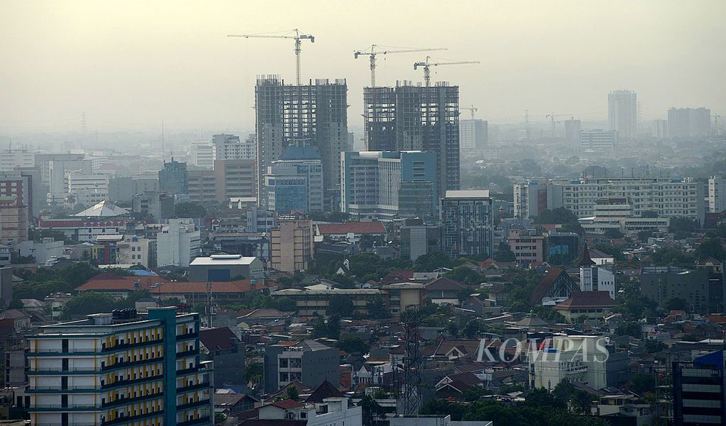 Lanskap Jakarta yang dipadati permukiman dan gedung-gedung bertingkat, Rabu (10/12/2021). Bank Pembangunan Asia (ADB) memperkirakan ekonomi RI pada 2022 dan 2023 masing-masing tumbuh 5,4 persen dan 5 persen.