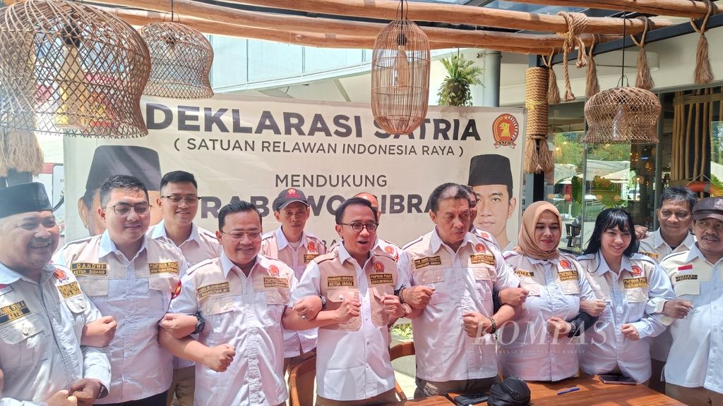 Ketua Umum Satuan Relawan Indonesia Raya (Satria) Bambang Hariyadi, organisasi sayap Partai Gerindra, bersama jajaran pengurus lainnya saat deklarasi capres-cawapres dukungan Satria di Jakarta, Selasa (10/10/2023).