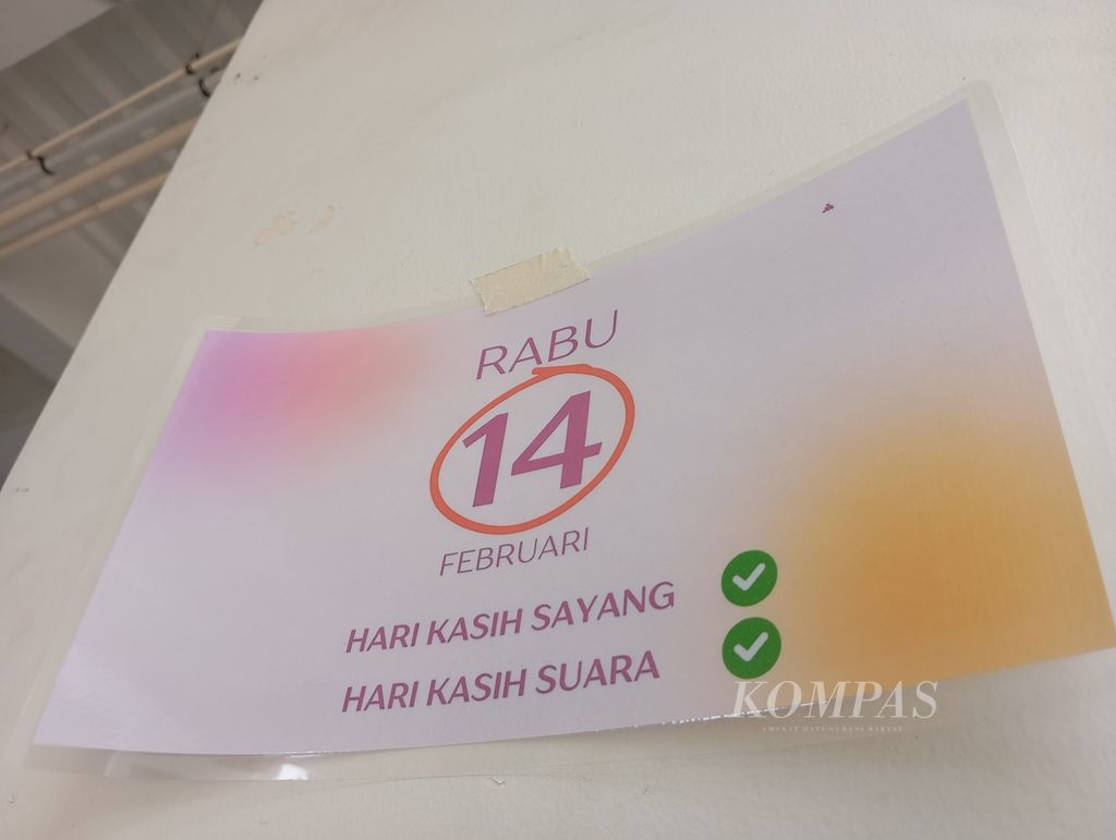 Poster mini di salah satu pilar Universitas Surabaya, Jawa Timur, untuk mengingatkan sivitas akademika memberikan hak pilih dalam pemungutan suara pemilu pada 14 Februari 2024.