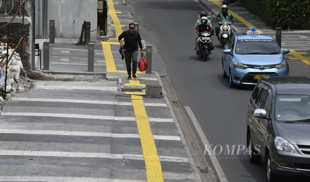  Pejalan kaki menggunakan trotoar di kawasan Kemang, Jakarta Selatan, Selasa (21/1/2020). Trotoar di kawasan Kemang merupakan salah satu trotoar yang baru selesai direvitalisasi. Pemerintah Provinsi DKI Jakarta akan melanjutkan revitalisasi trotoar sepanjang 97,36 kilometer pada tahun 2020. Masyarakat berharap revitalisasi trotoar akan memprioritaskan fungsi bagi pejalan kaki.