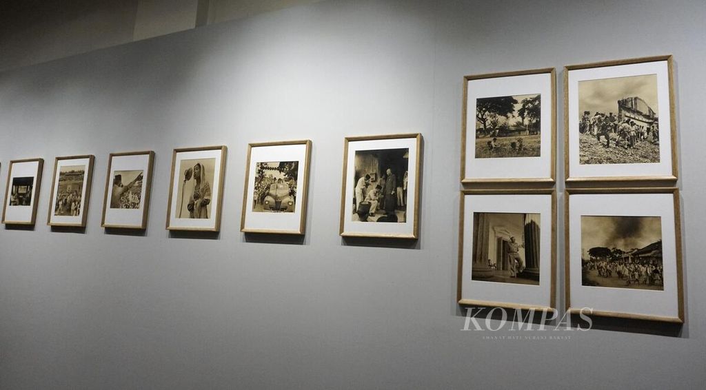 Tabir Matawaktu merupakan galeri yang bisa menjadi ruang pameran seni visual dan tempat berdiskusi. Yayasan Matawaktu merupakan organisasi nirlaba yang berkecimpung di bidang riset terkait seni visual, terutama fotografi.