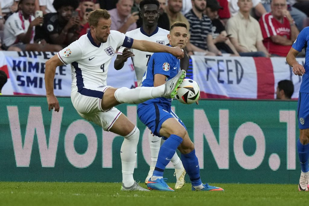 Striker Inggris, Harry Kane (kiri), mengontrol bola saat laga Grup C Piala Eropa 2024 melawan Slovenia di Cologne, 25 Juni 2024. Inggris memiliki probabilitas memenangi Euro 2024 tertinggi menurut Opta.