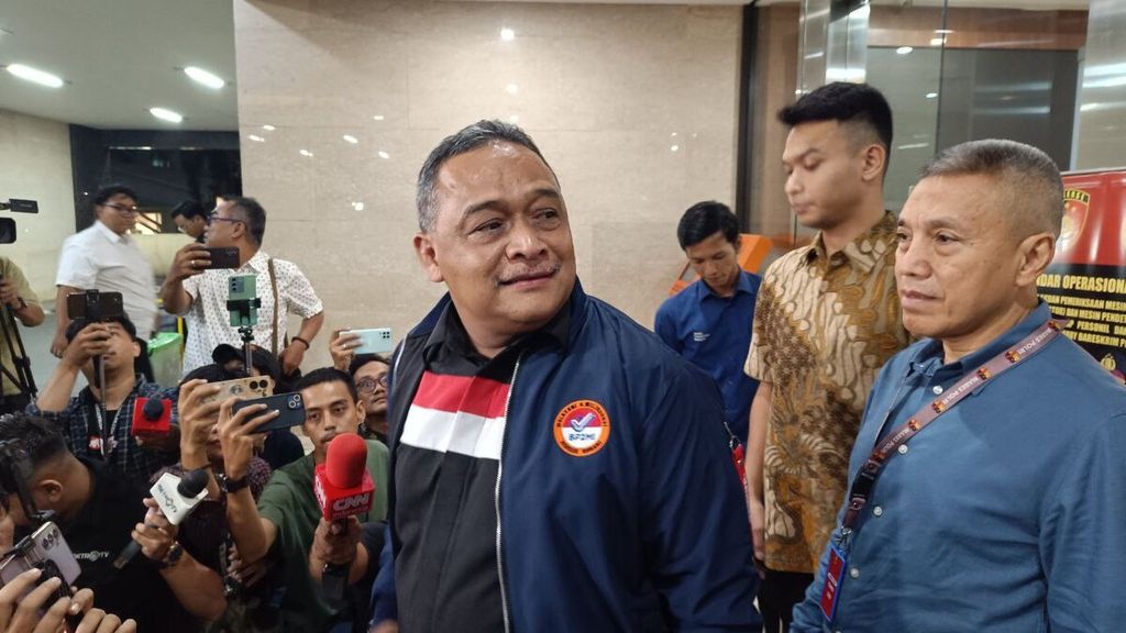 Kepala Badan Perlindungan Pekerja Migran Indonesia (BP2MI) Benny Ramdhani memberikan keterangan kepada media seusai diperiksa di Direktorat Tindak Pidana Umum Bareskrim Polri terkait isu pengendali judi daring berinisial T, Senin (29/7/2024).