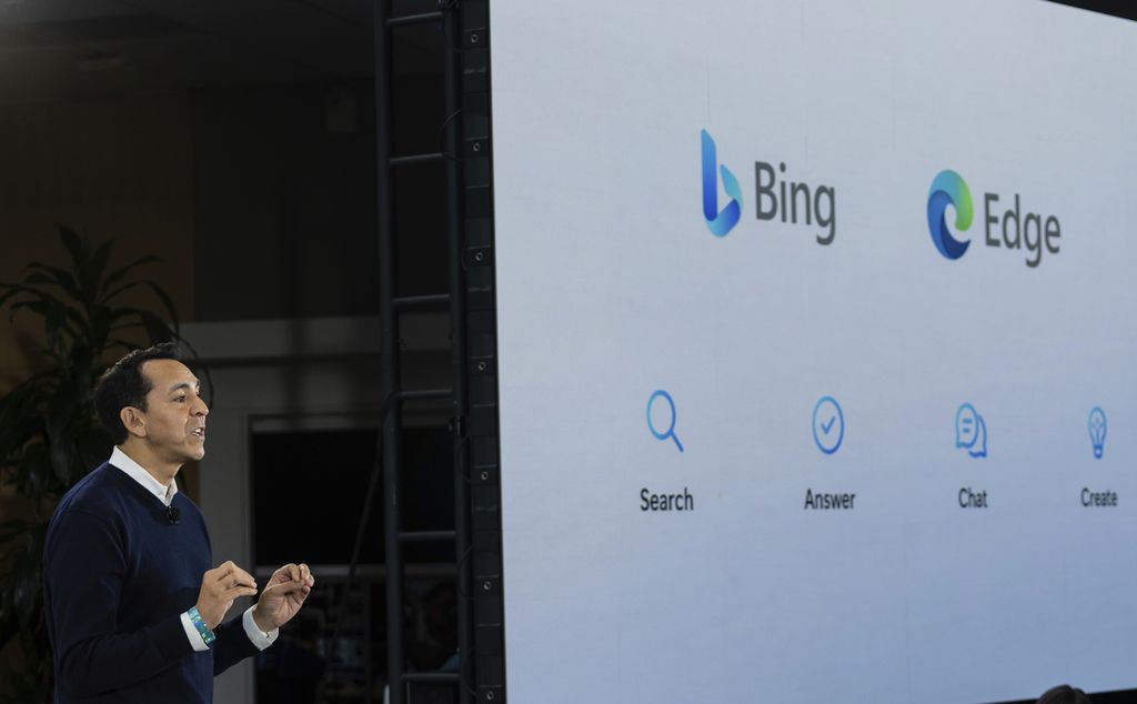 Yusuf Mehdi, Microsoft Corporate Vice President of Search berbicara kepada anggota media tentang integrasi mesin pencari Bing dan browser Edge dengan OpenAI pada hari Selasa, 7 Februari 2023, di Redmond, AS.  