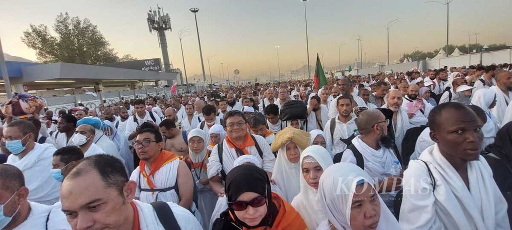 Jemaah haji berjalan kaki menuju Mina, Arab Saudi, Rabu (28/6/2023). Mereka berjalan kaki dari Arafah menuju Mina dengan jarak sekitar 21 kilometer. Di Mina, jemaah haji melakukan ritual lempar jumrah. 