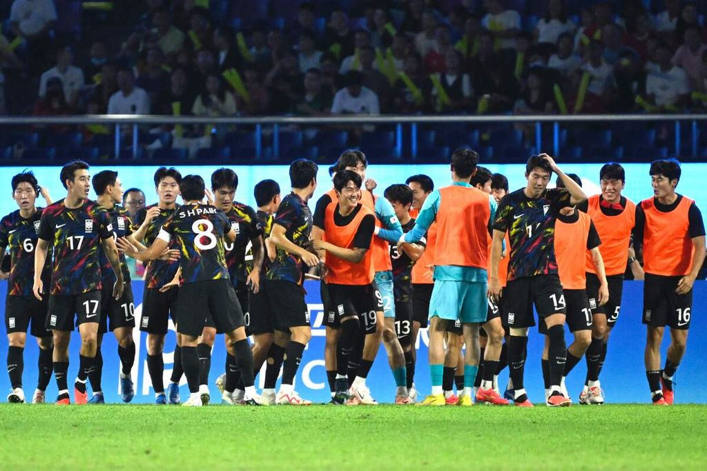 Para pemain Korea Selatan merayakan kemenangan atas tuan rumah China pada babak perempat final sepak bola putra Asian Games 2022 di Hangzhou, Minggu (1/10/2023).