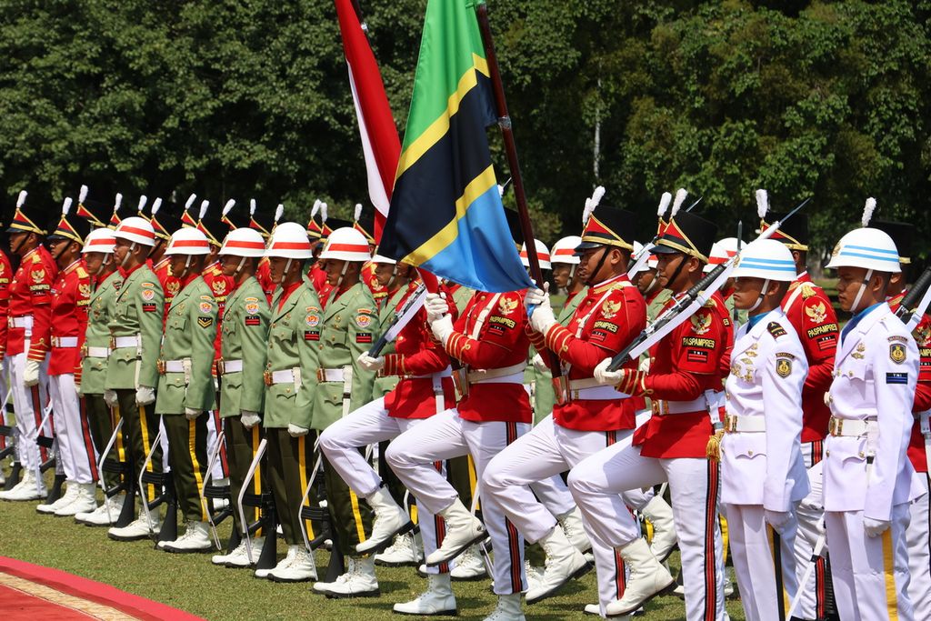 Pasukan upacara kenegaraan bersiap menyambut kunjungan kenegaraan Presiden Tanzania Samia Suluhu Hassan di halaman Istana Kepresidenan Bogor, Kamis (25/1/2024).