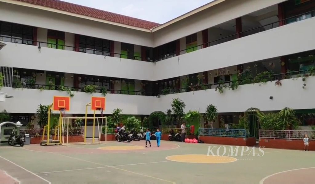 Aktivitas anak-anak di salah satu sekolah dasar negeri di Jakarta Timur, Jumat (14/2/2020). Lapangan sekolah adalah tempat RH dan teman-temannya bermain bola seusai menyelesaikan uji coba ujian akhir sekolah. Perundungan masih marak terjadi di lingkungan sekolah dan melibatkan peserta didik.