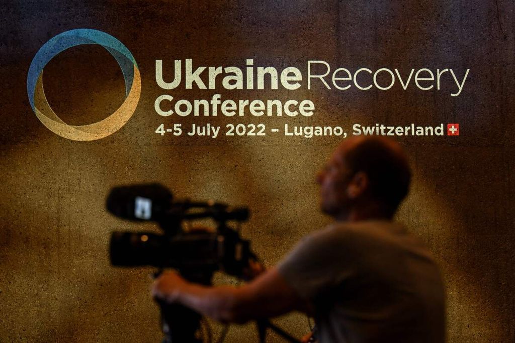 Seorang kameraman tengah merekam pernyataan pers penutup konferensi internasional terkait rekonstruksi Ukraina, di Lugano, Swiss pada Selasa (5/7/2022).