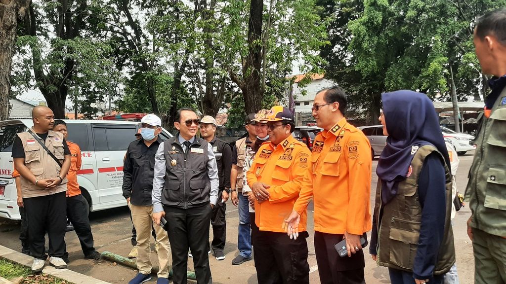 Penjabat Bupati Kabupaten Bekasi Dani Ramdan (tengah) saat meninjau posko pengamanan di Gedung Juang, Bekasi, Kamis (20/4/2023).