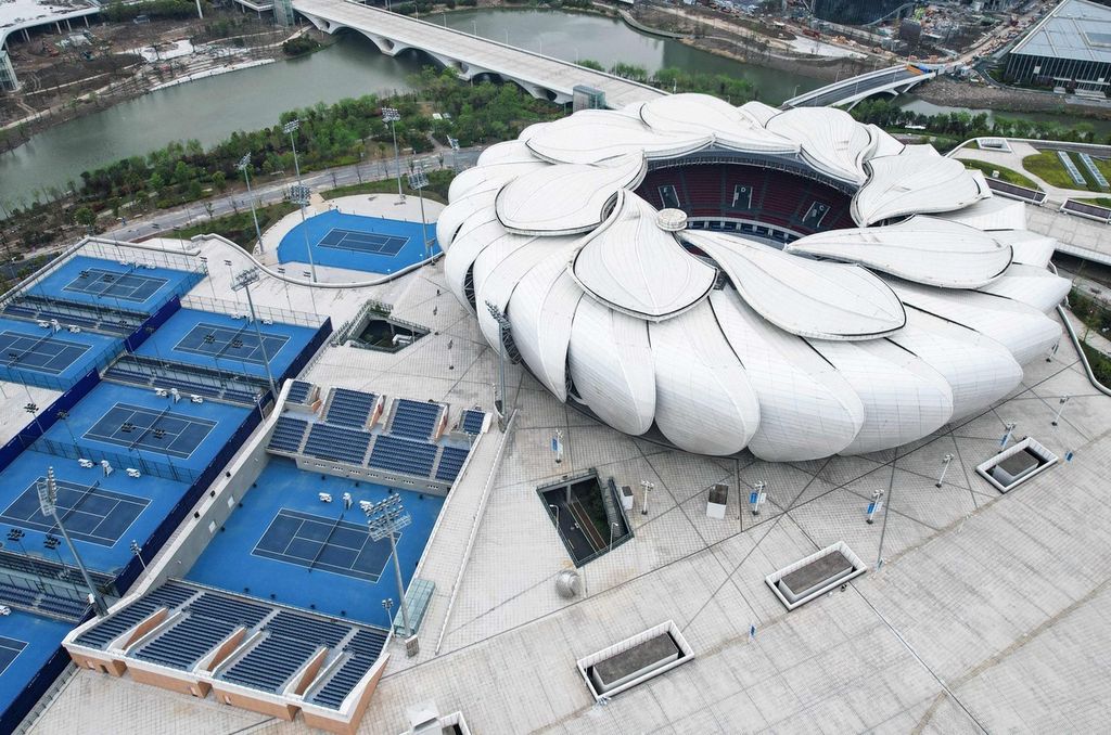 Foto udara tanggal 1 April 2022 memperlihatkan arena tenis di Hangzhou, sebelah timur Provinsi Zhejiang, China, yang akan digunakan untuk pertandingan Asian Games 2022.