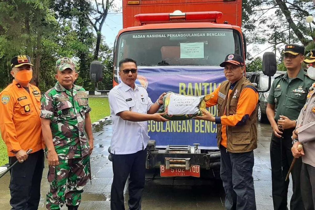Pejabat Bupati Kepulauan Mentawai Martinus Dahlan (tiga dari kiri) menerima bantuan dari perwakilan BNPB di Tuapejat, Kepulauan Mentawai, Sumatera Barat, Rabu (31/8/2022), untuk disalurkan kepada warga terdampak gempa M 6,4 di Siberut Barat.