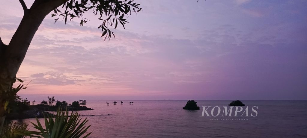 Suasana senja di Pulau Madura pada pertengahan Maret 2024. Melihat pemandangan senja yang bagus disebut bisa meredakan stres.
