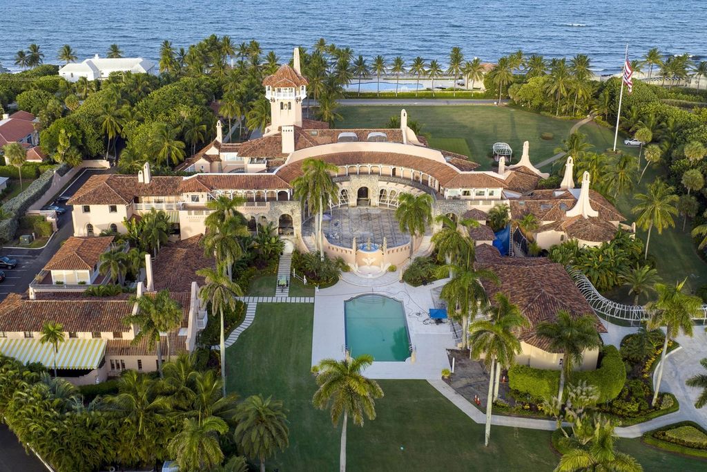 Pemandangan dari udara kompleks perkebunan Mar-a-Lago milik mantan Presiden AS Donald Trump, 10 Agustus 2022, di Palm Beach, Florida, AS. 