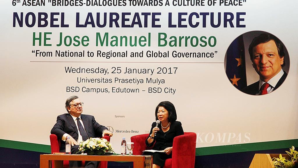 Jose Manuel Barroso, mantan Presiden Komisi Eropa (kiri), menjawab pertanyaan bersama moderator Mari Elka Pangestu di Kampus Universitas Prasetiya Mulya, Serpong, Tangerang Selatan, Banten, Rabu (25/1).