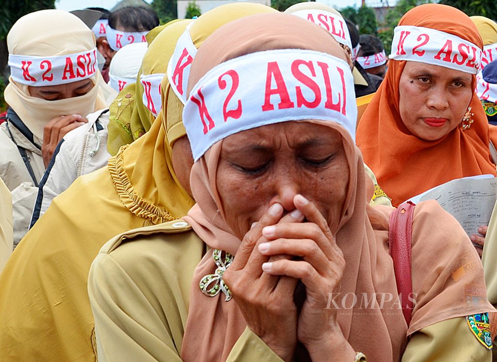 Tenaga honorer K2 Kudus yang tidak lolos menjadi calon pegawai negeri sipil berunjuk rasa di depan Kantor Bupati Kudus, Jawa Tengah, Senin (24/2/2014).