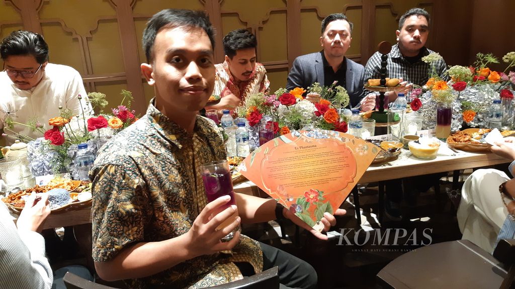 Artist I Gede Agung Jemana Murti participated in the Kick Off event of UOB Painting of The Year 2024 at Remboelan restaurant, Senayan City, Jakarta, on Tuesday (7/5/2024). Jemana won the Bronze award for the Established Artist category in the UOB Painting of The Year 2023. His artwork became an inspiration for the Es Phantasma menu at Remboelan.