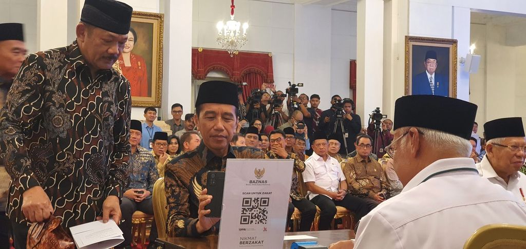 Presiden Joko Widodo menunaikan kewajiban membayar zakat melalui Badan Amil Zakat Nasional (Baznas) di Istana Negara, Jakarta, Rabu (13/3/2024). Wakil Presiden Maruf Amin dan beberapa menteri Kabinet Indonesia Maju juga melakukan hal yang sama.