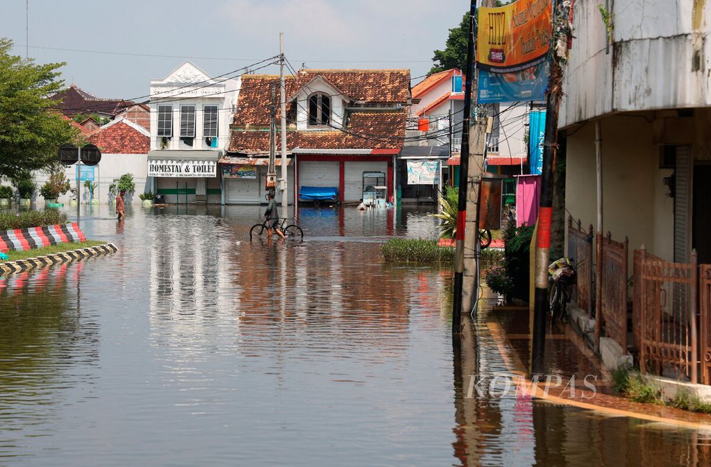 Ativitas bisnis dan perdagangan terhenti setelah banjir melanda kawasan Alun-alun Kabupaten Demak, Jawa Tengah, Rabu (20/3/2024). Beberapa hari ini, Kabupaten Demak dilanda banjir besar hingga menyebabkan 11 kecamatan dan 88 desa terdampak.